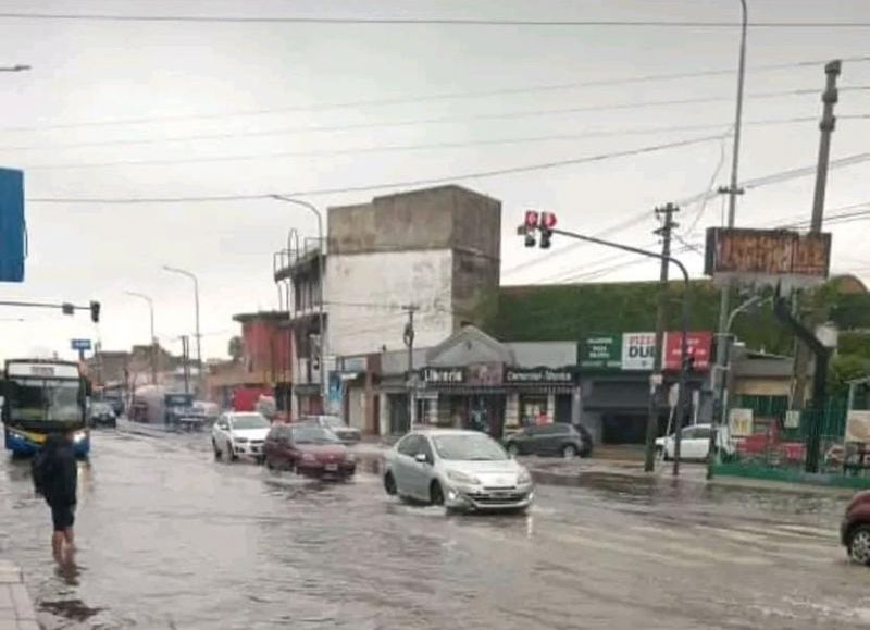 El centro de Villa Tesei, Hurlingham, bajo el agua.