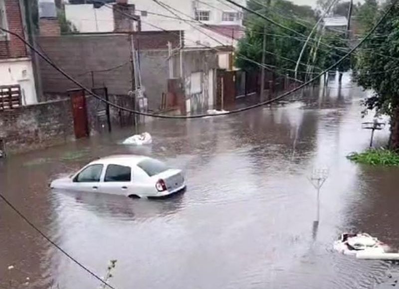 Autos flotando en el agua por falta de limpieza de las bocas de tormenta.