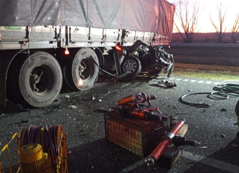 El trágico incidente vial sucedió este domingo en el kilómetro de 190 de la ruta mencionada cuando un camión con acoplado cargado con leña dobló en U.
