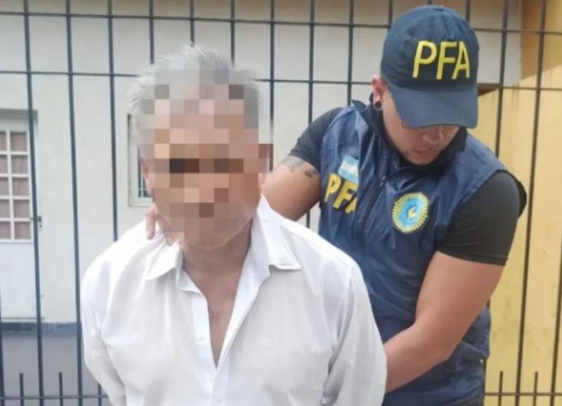 Un hombre de 56 años fue detenido, acusado de abusar sexualmente y de forma reiterada de su sobrino menor de edad, a quien también obligaba a mandarle fotos desnudo.