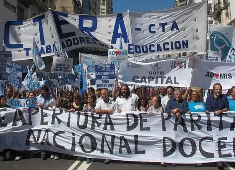 Las entidades gremiales nucleadas en la Confederación de Trabajadores de la Educación (CTERA) convocó a una medida de fuerza para reclamar por la apertura de paritarias y la restitución del FONID.