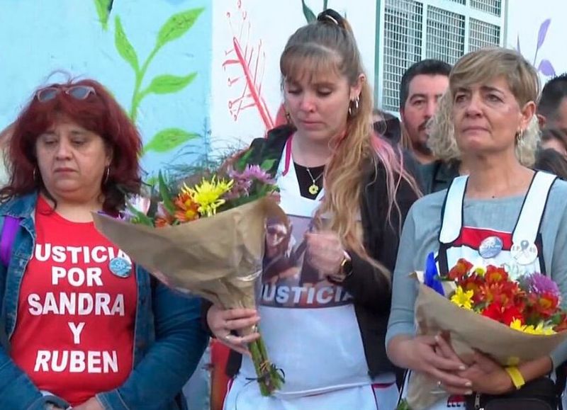 Con una masiva movilización de estudiantes y docentes, la comunidad educativa bonarense homenajeó a Sandra Calamano y Rubén Rodríguez.