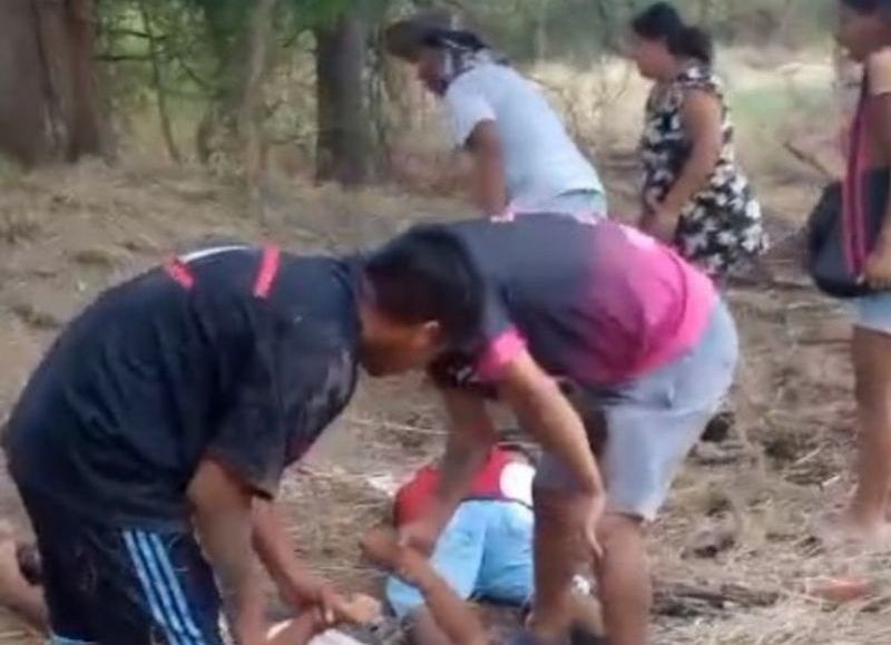 Un grupo de al menos cuatro individuos armados interrumpió una reunión vecinal y abrió fuego contra los presentes, dejando un saldo de muertes escalofriante.