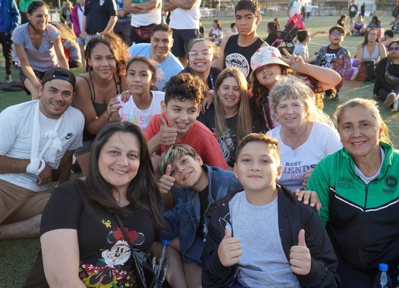 Los alumnos disfrutaron junto a sus familias de un espectáculo circense y banda en vivo. Hubo además, sorteos de pelotas y bicicletas a modo de festejo para concluir el año de todas las ligas deportivas del distrito.