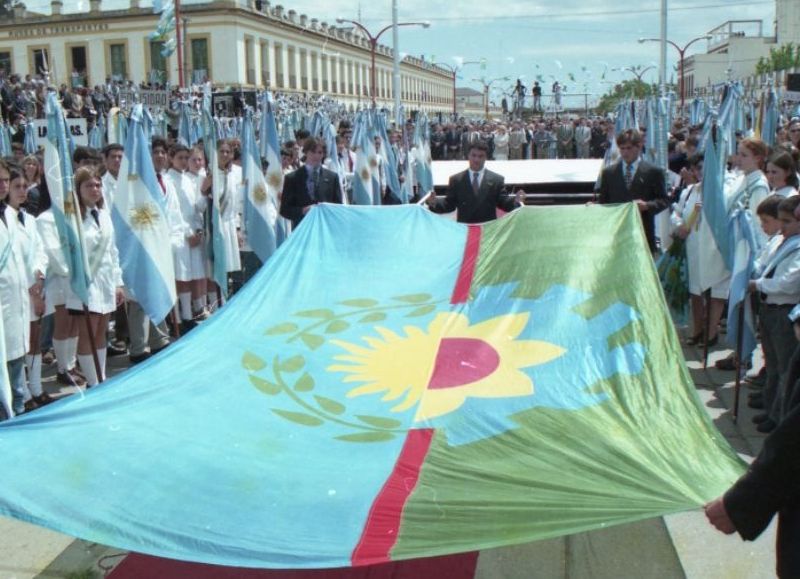 El 12 de agosto posterior, mediante la Ley 11.997 se oficializó la creación de insignia bonaerense.