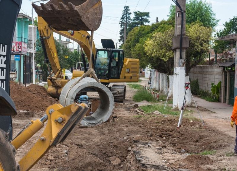 El fin de estos trabajos es mejorar el drenaje del agua por fuertes lluvias y beneficiar el tránsito vehicular y peatonal de la zona.