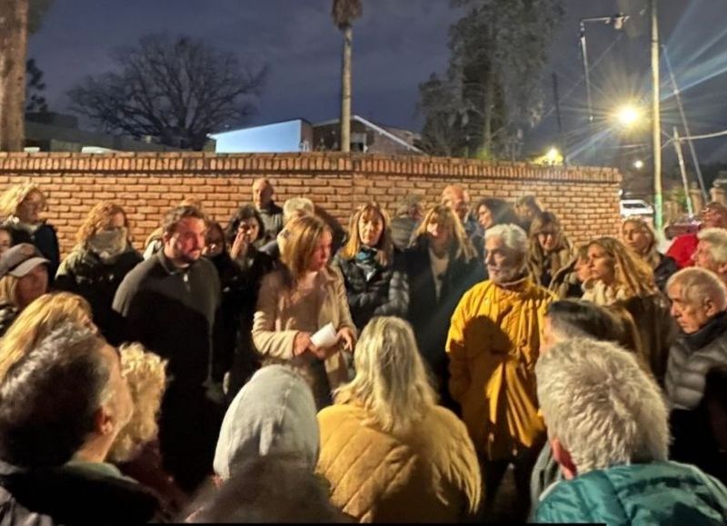 En la esquina de Julián Aguirre y Argerich, vecinos de Hurlingham se manifestaron por la falta de medidas de seguridad en el municipio.