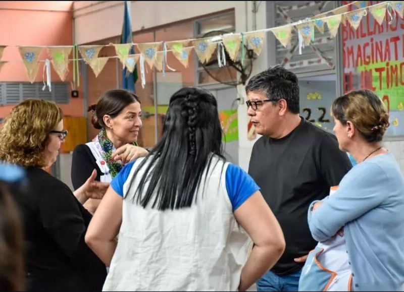 El director Jorge Verón, en una reunión con docentes durante su trayectoria dedicada a la formación de estudiantes en Hurlingham.