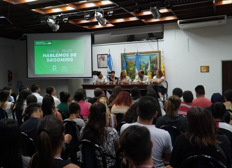 La intendenta de Merlo, Karina Menéndez, presenció en el Honorable Concejo Deliberante de Merlo una charla de concientización que afecta a los jóvenes.