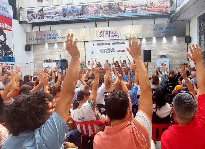 La medida de fuerza a nivel nacional se planteó como respuesta a los reclamos salariales y a los recortes en el FONID por parte del Gobierno nacional.