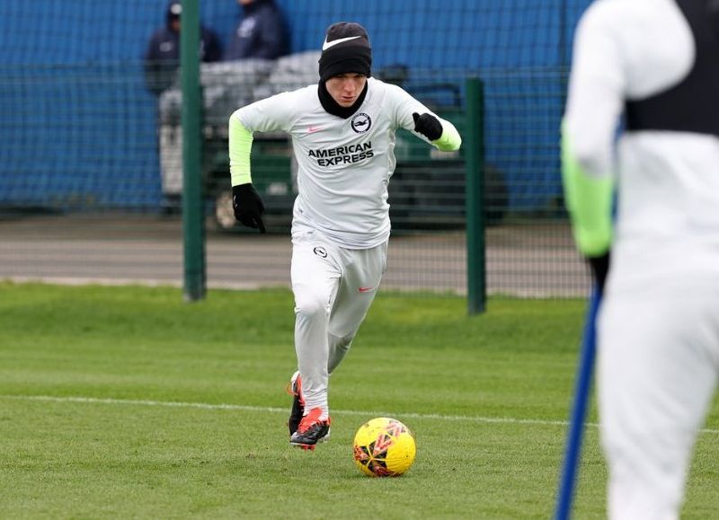 El Colo quedó afuera de los citados para el choque ante Wolverhampton por FA Cup. "No está listo", aseguró el entrenador Roberto de Zerbi.