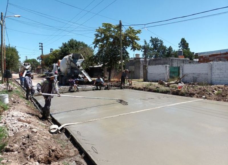 Mediante la Secretaría de Obras y Servicios llevan a cabo pavimentación de hormigón y obra hidráulica en la calle Pichincha.