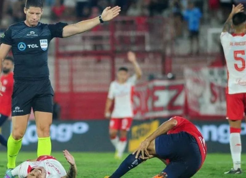 El Rojo terminó con 10 hombres y El Globo, con 9, habiendo perdido uno ya desde los tres minutos del inicio. El árbitro terminó siendo más protagonista que los jugadores.