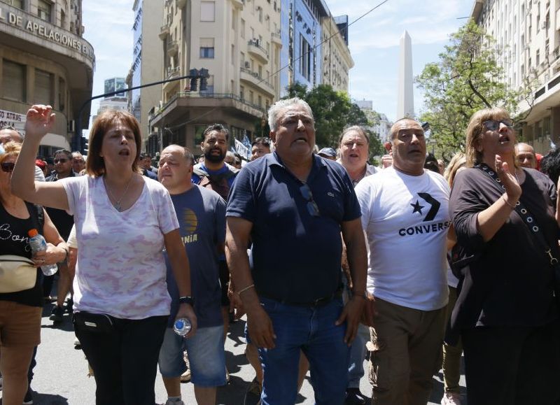 El gremialista junto a los trabajadores.