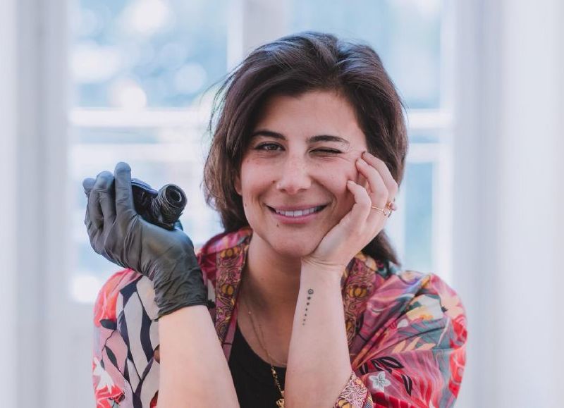 Inbar trabaja de forma itinerante desde distintos países, llevando su arte del tatuaje como un lenguaje personal y global.