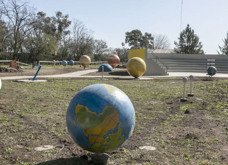 Con un sistema solar a escala, elementos de medición y la marcación de los puntos cardinales y las distancias a los polos y los trópicos, avanza en el municipio de Almirante Brown el primer parque astronómico de la provincia de Buenos Aires.