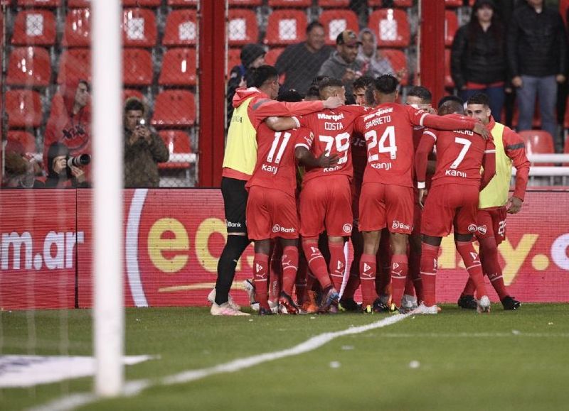 Con dos goles de penal de Martín Cauteruccio, el Rojo venció al Pirata, consiguió su primer triunfo como local y cortó una racha de doce sin victorias.