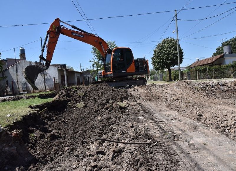Los trabajos que se realizan en la calle Paso de Los Patos entre Realico y Arcos implican la construcción de nuevas cuadras de pavimento, con cordón cuneta de hormigón.