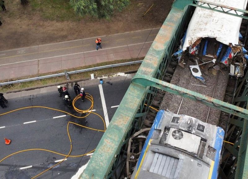El siniestro se produjo sobre el viaducto del barrio porteño y una de las locomotoras descarriló.