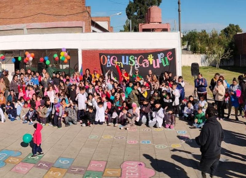 Se realizó el concierto didáctico "Oiemusicatupué” que se realizó en el Jardin de infantes 915.