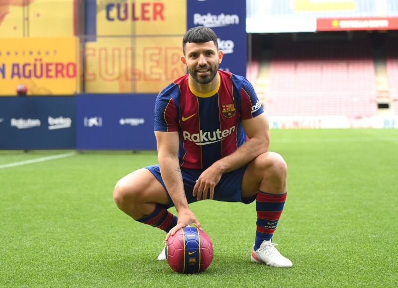 Sergio "Kun" Agüero posando en el Camp Nou.