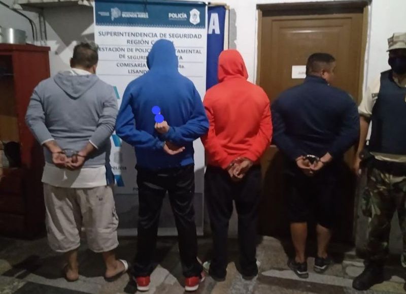 Dos hombres de 42 años, uno de 45 y un joven de 20, todos oriundos de Florencio Varela, fueron detenidos en la localidad platense de Lisandro Olmos.