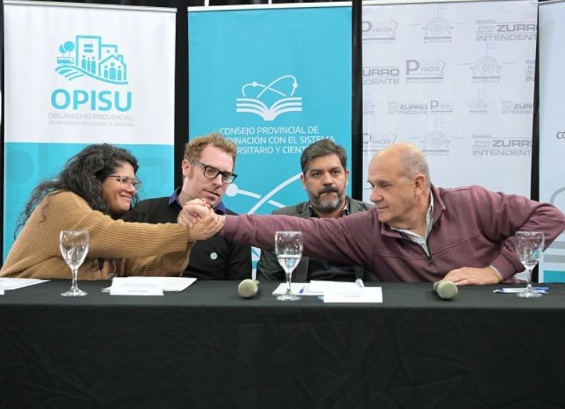 La directora ejecutiva del Organismo Provincial de Integración Social y Urbana (OPISU), Romina Barrios, el intendente de Pehuajó, Pablo Zurro, y el jefe de Asesores del Gobernador, Carlos Bianco.