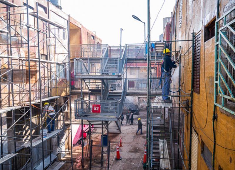 El proyecto en su conjunto prevé albañilería, pintura interior y exterior, impermeabilización de techos, conexiones intradomiciliarias sanitarias y eléctricas y mejoramiento de los plenos cloacales y pluviales.