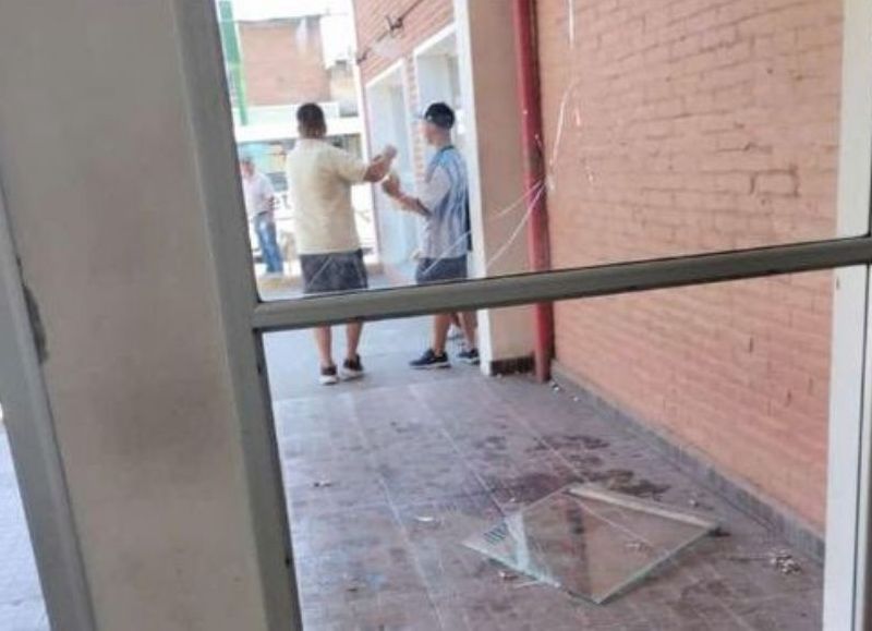 Tras los incidentes en el hospital público, los agresores, fueron detenidos en medio de una persecución.