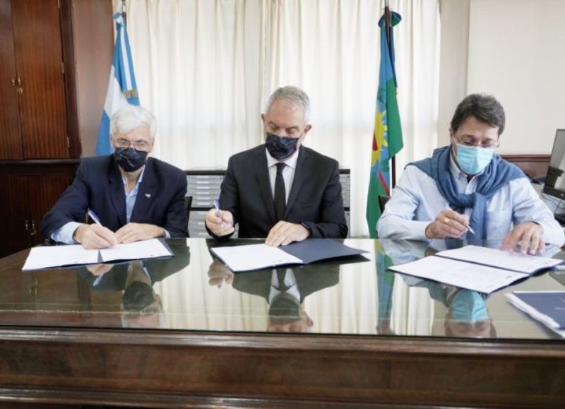 El ministro de Justicia y Derechos Humanos de la provincia, Julio Alak, firmó este viernes, junto al vicepresidente de la Universidad Nacional de La Plata (UNLP), Marcos Actis, y el decano de la Facultad de Ingeniería de la UNLP.