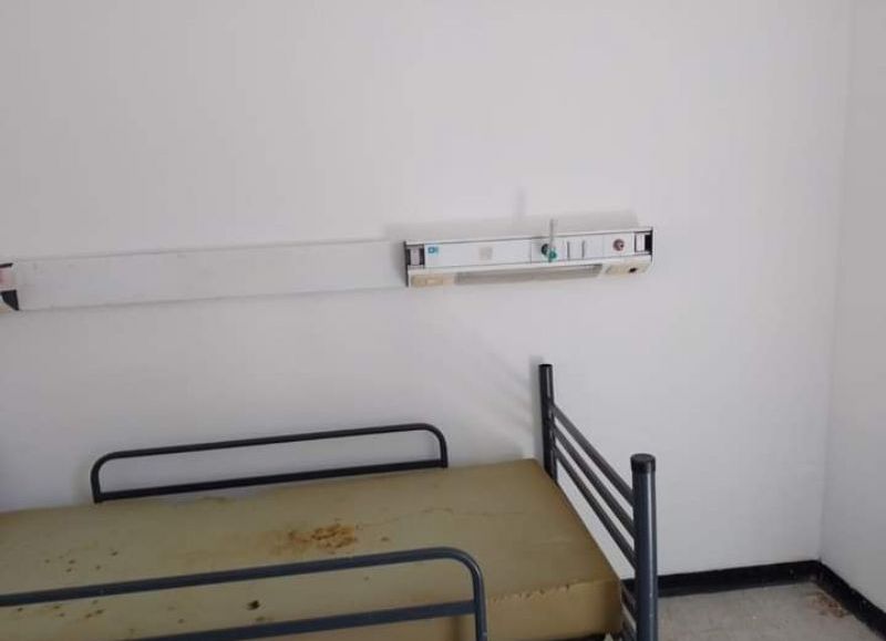 Así están las camas de internación de pacientes. La foto fue publicada por ATE para mostrar la "lavada de cara" a las paredes, pero se olvidaron de mover las camas.

