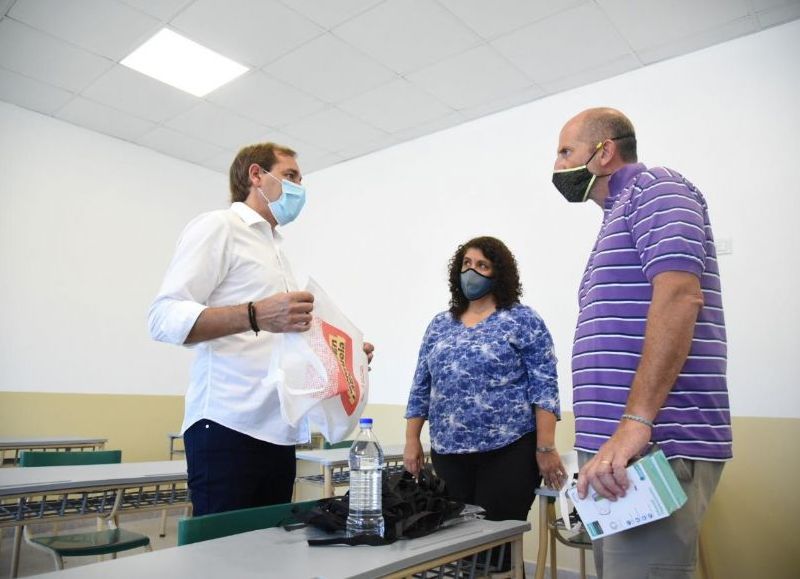 El intendente Julio Garro hizo entrega de kits sanitarios en Gorina.