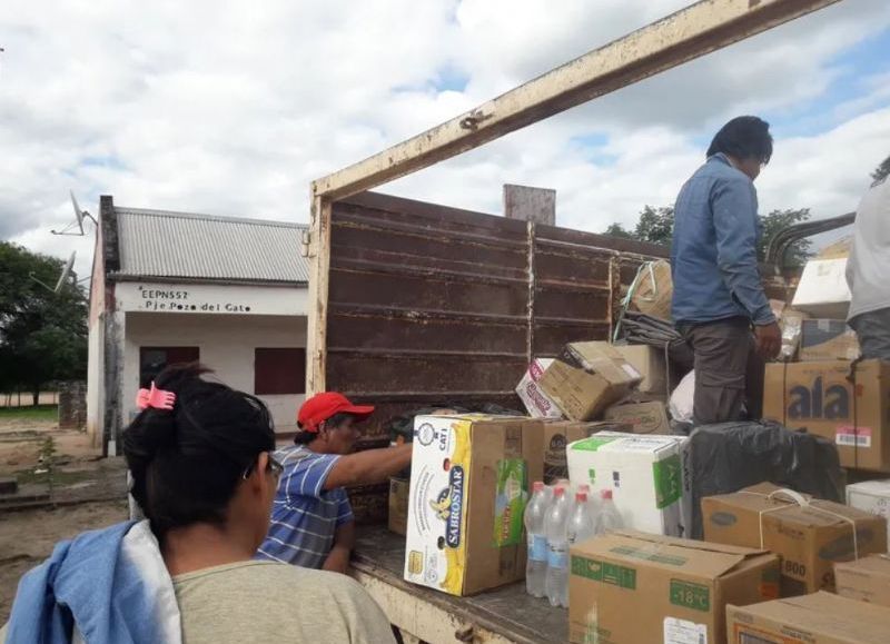 Reciben alimentos no perecederos, útiles escolares, bicicletas, ropa, calzado y medicamentos para los puestos sanitarios