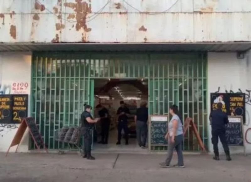 El supermercado chino se encuentra ubicado en las intersecciones de las calles Brandsen y Europa, en Ituzaingó.