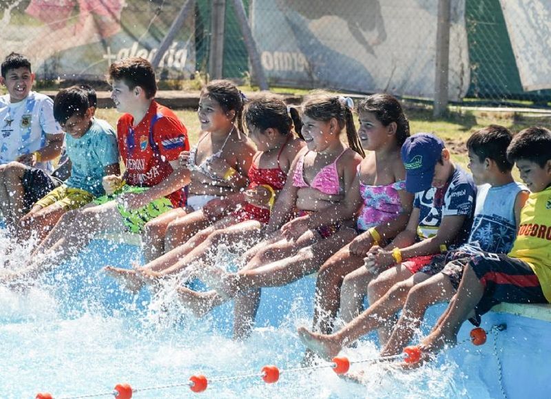 La Municipalidad de Pilar avanzó en el disfrute de los niños y el intendente, Federico Achaval, contó que "El Club Municipal Presidente Derqui Lionel Messi ya cuenta con su propia pileta!".