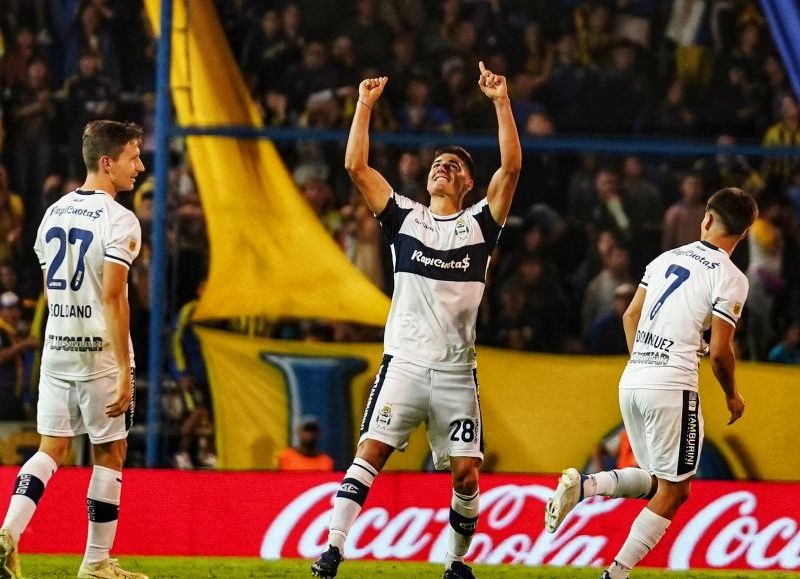 “El Canalla” se impuso por 3-1 al “Lobo”, con un doblete de Véliz y un tanto de Damián Martínez. El equipo de Russo, que es escolta de River momentáneamente, chocará con Newell’s en la próxima fecha.