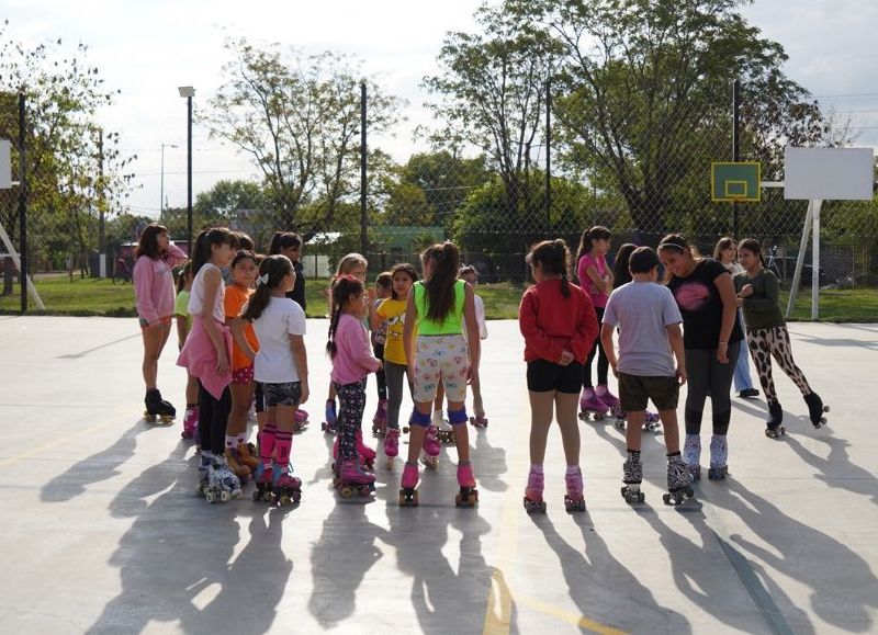 El distrito cuenta con Escuelas gratuitas de ajedrez, atletismo, básquet, boxeo, hockey, pádel, patín, skate, tenis, vóley, zumba kids y natación.