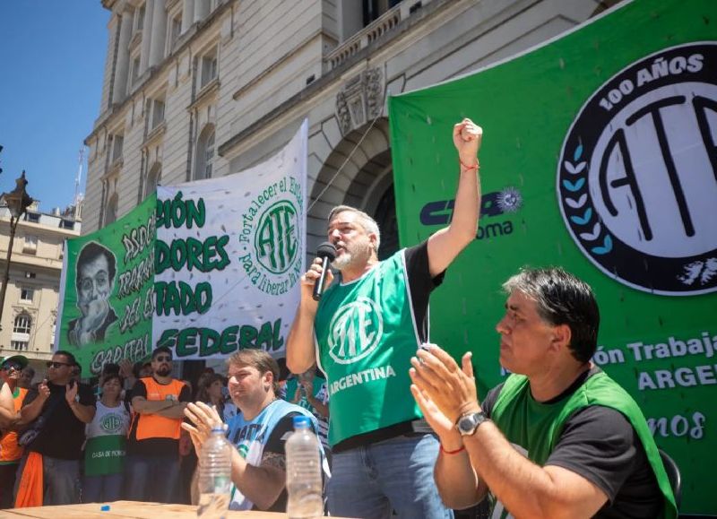 El gremio de los trabajadores estatales propone ingresos masivos de los trabajadores cesanteados en las dependencias del Ejecutivo.