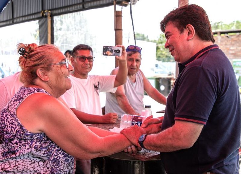 El intendente Fernando Espinoza visitó distintos centros del distrito a los que asisten niños, jóvenes y jubilados para recibir asistencia.