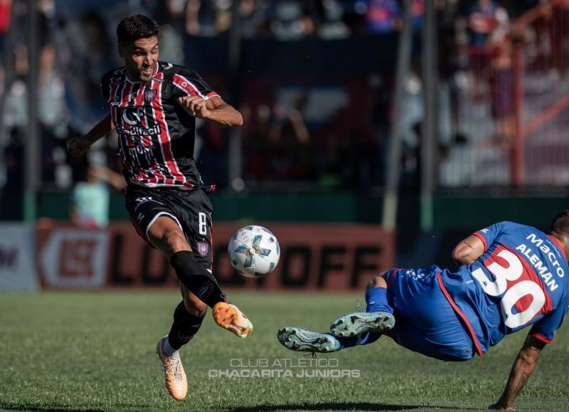 El futbolista del Funebrero recibió la agresión desde la tribuna, fue retirado del campo de juego por un corte en el rostro y el encuentro entre Tigre y Chacarita fue suspendido.