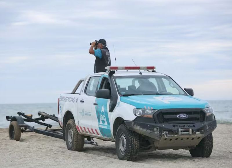 Integrantes de la Prefectura Naval Argentina, de la Policía Bonaerense, Guardavidas y de la Secretaría de Seguridad de la localidad trabajan intensamente.