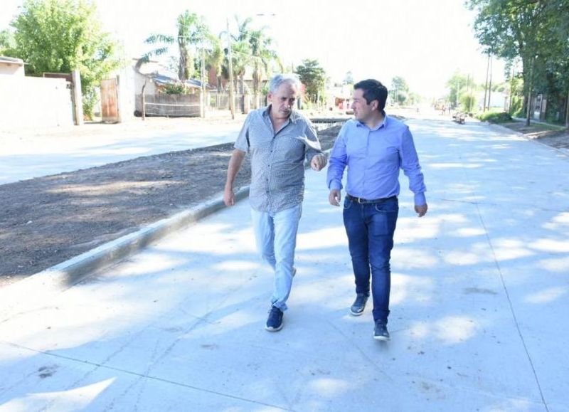 El ministro y el intendente Javier Gastón visitaron los trabajos de asfalto en ese municipio.