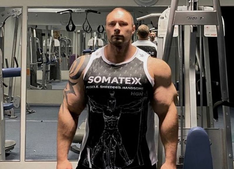 El culturista Nikita Tkachuk, de 35 años, perdió la vida tras un fallo orgánico agravado por el uso de Synthol, dejando un legado de advertencias sobre los riesgos de esta práctica.