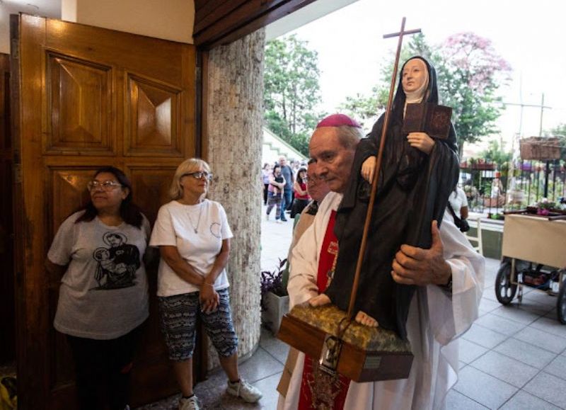 La imagen llegó al Santuario de la Parroquia "San Cayetano" en la localidad de Burzaco, ubicada en el partido de Almirante Brown.