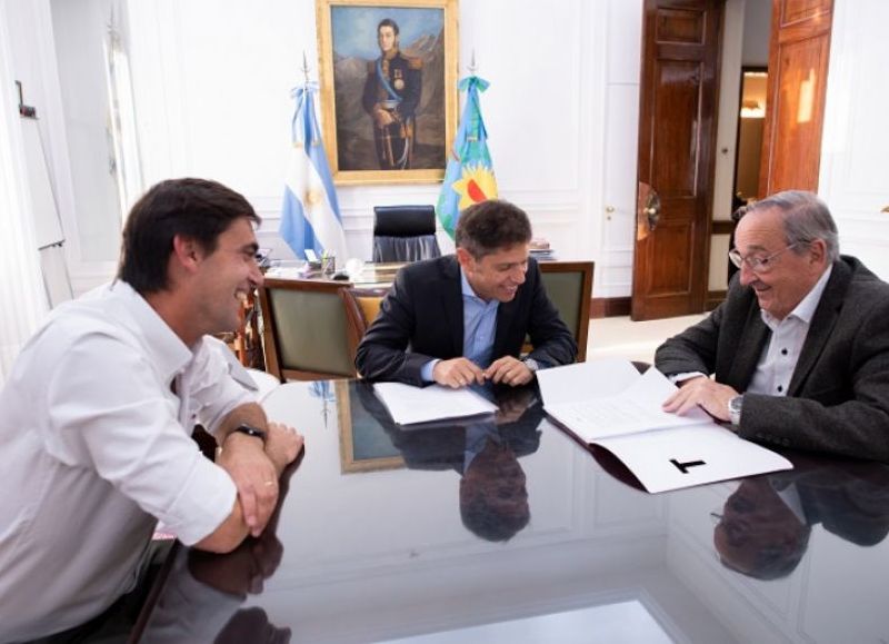 Axel Kicillof, recibió este viernes en La Plata al intendente de Tandil, Miguel Ángel Lunghi, y al diputado nacional Rogelio Iparraguirre.