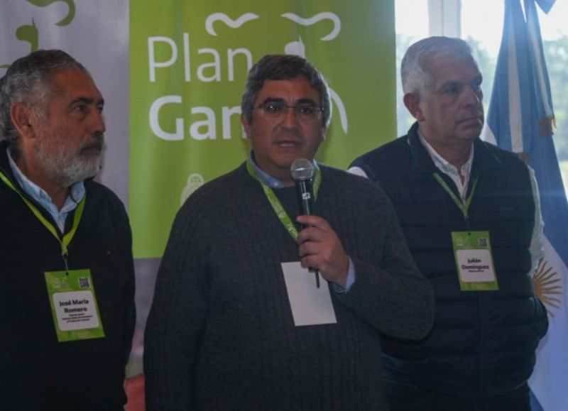 Junto a su par nacional, Julián Domínguez, el titular de la cartera agraria bonaerense presentó el Plan GanAr a productores en la localidad de Balcarce.