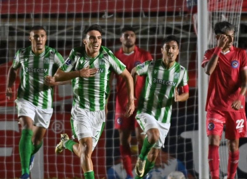 El conjunto visitante sorprendió mostrando un juego sólito y fue la sorpresa de la fecha con la contundente goleada que le propinó al equipo de La Paternal.