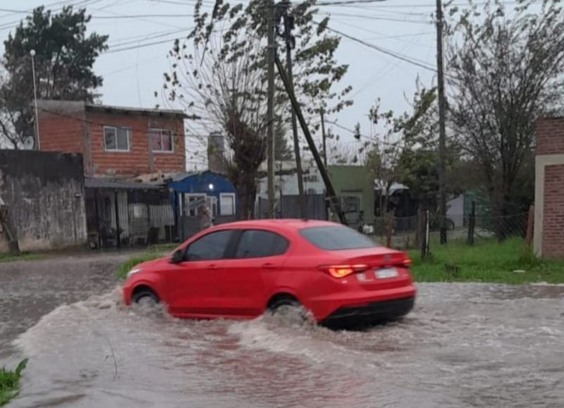 Las calles se inundaron desde la mañana y la respuesta oficial se demoró. Vecinos reclaman presencia anticipada y obras de fondo.