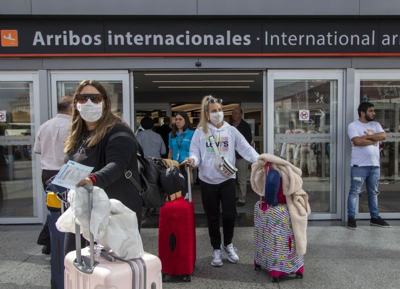 Una vez en el territorio nacional, los pasajeros deberán portar, durante los 14 días posteriores a su llegada la documentación que dé cuenta del cumplimiento de los requisitos sanitarios exigidos.