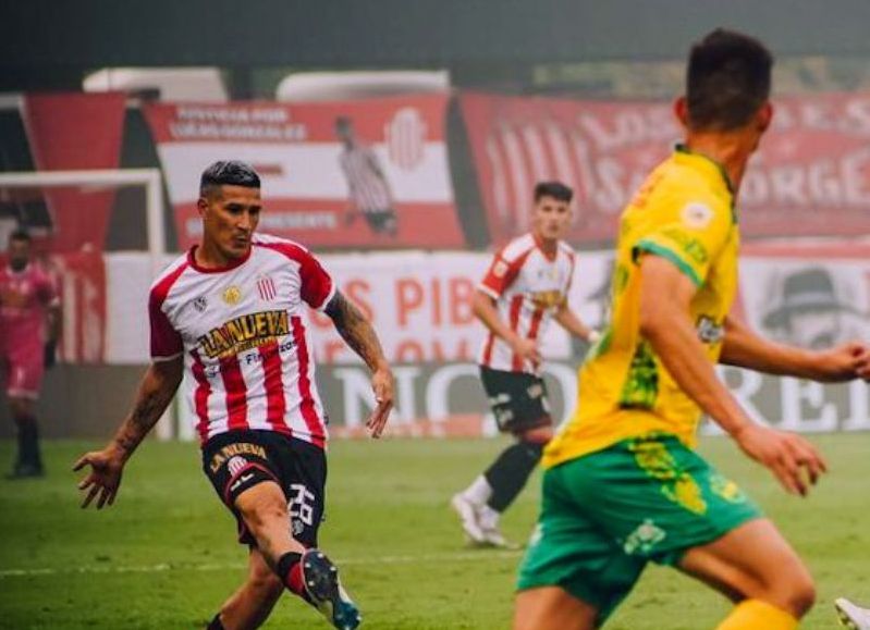 El equipo dirigido por Julio Vaccari le ganó al Guapo con goles de Tomás Cardona y Mauro Peinipil, en contra, y se mantiene cerca de River.